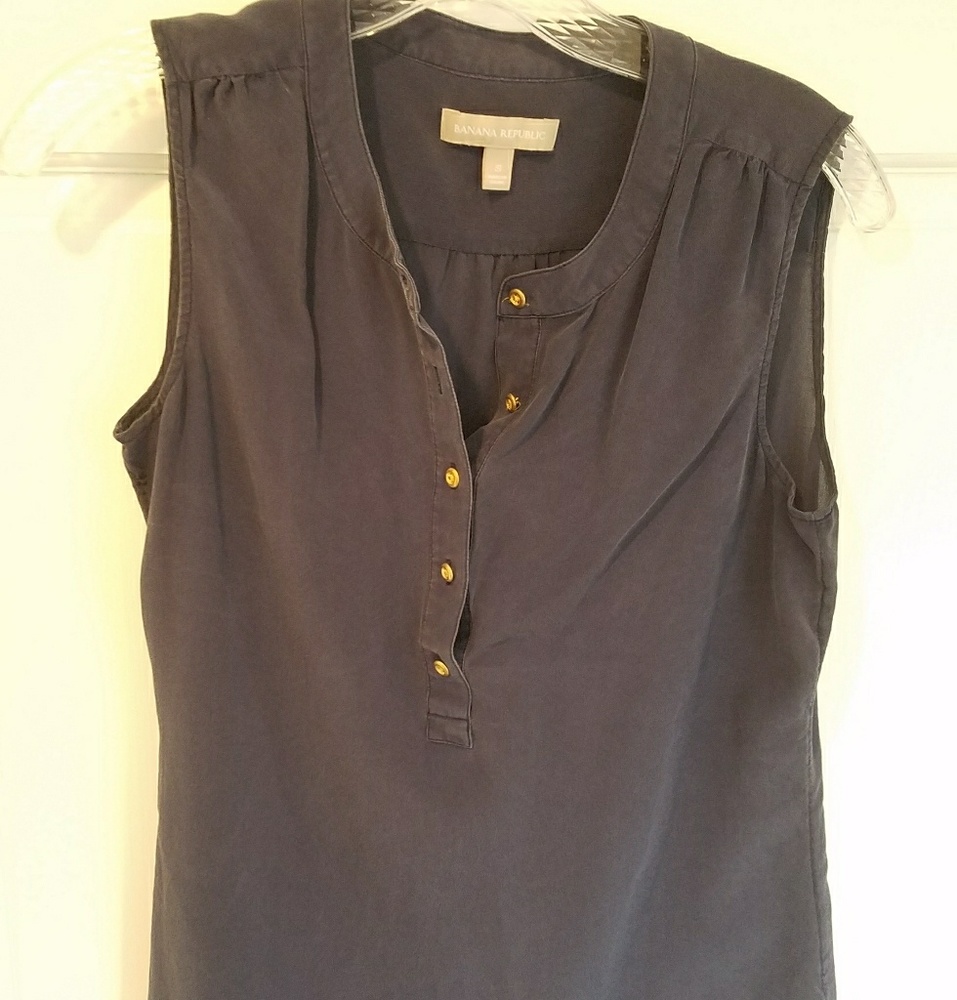 Banana Republic blue top button up.  W0000017